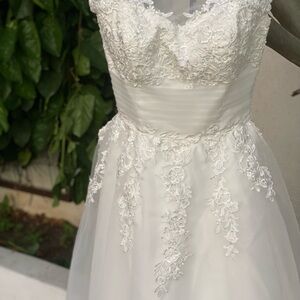 Elegant White Lace Wedding Dress